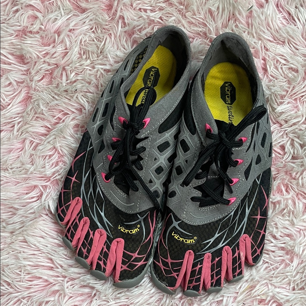 Vibram Women's Black and Pink Athletic Shoes